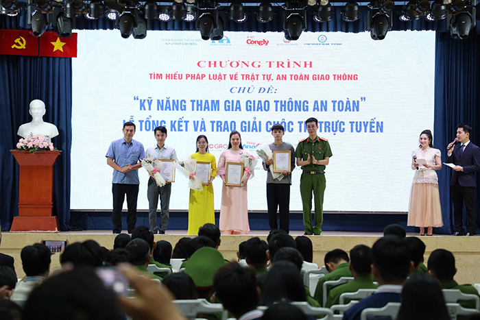Trao giải các cuộc thi trực tuyến “Tìm hiểu pháp luật về trật tự, an toàn giao thông”