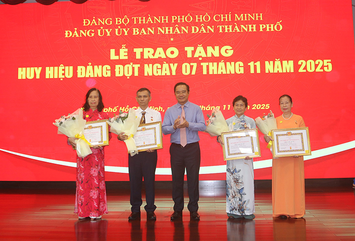 TP.HCM trao huy hiệu Đảng cho 32 đảng viên ưu tú