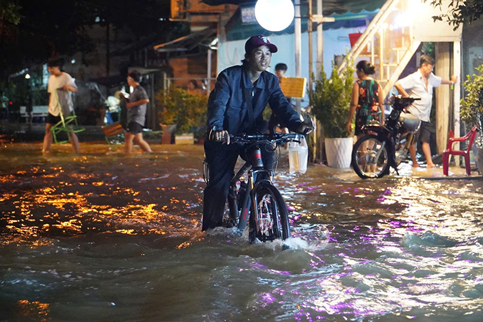 TP.HCM cảnh báo ngập diện rộng do triều cường kết hợp mưa lớn