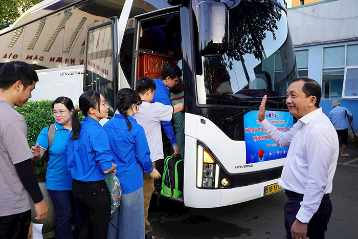 Y bác sĩ TP.HCM lên đường hỗ trợ Đắk Lắk sau bão lũ