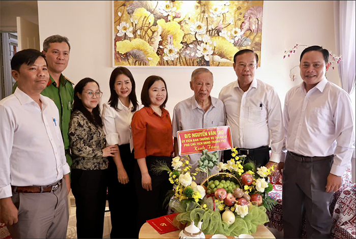 Lãnh đạo TP thăm hỏi nhạc sĩ Trần Long Ẩn