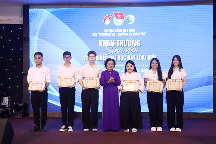 Quỹ Học bổng Vừ A Dính: Họp mặt sinh viên và trao học bổng năm học 2025-2026