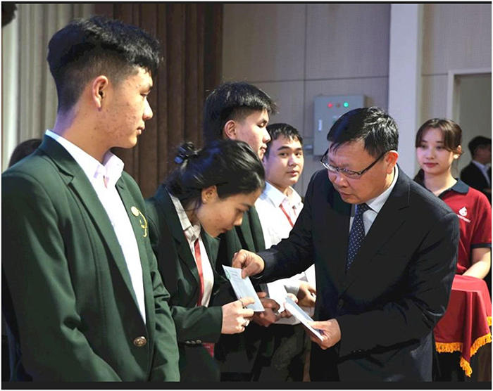 Lâm Đồng: Trao 85 suất học bổng cho sinh viên nghèo vùng lũ