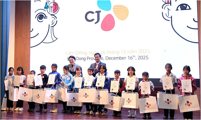 Lâm Đồng trao 100 suất học bổng cho học sinh, sinh viên tỉnh