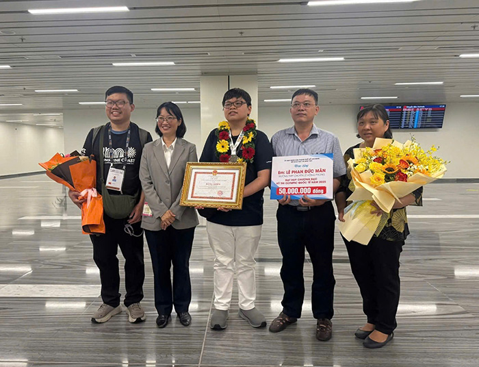 Cựu học sinh Lê Hồng Phong đoạt huy chương bạc Olympic toán quốc tế được trao tặng Huân chương Lao động hạng Ba