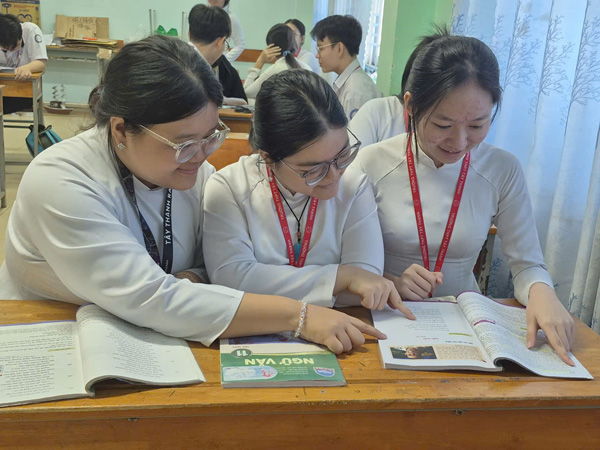 Dùng một bộ sách thống nhất: Làm gì để không lãng phí sách giáo khoa hiện hành?