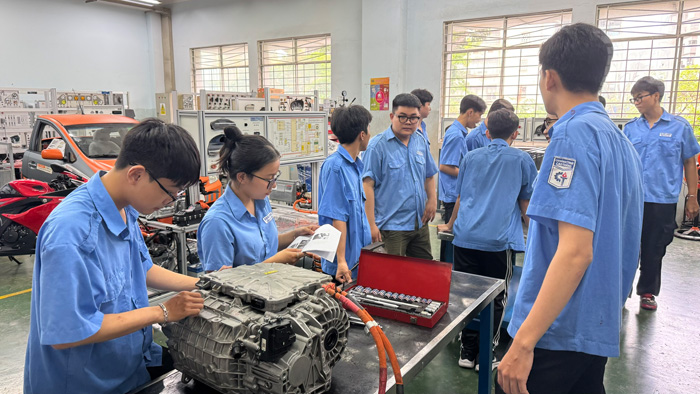 Ô tô điện tăng tốc, nhân lực sửa chữa vẫn đang dò đường