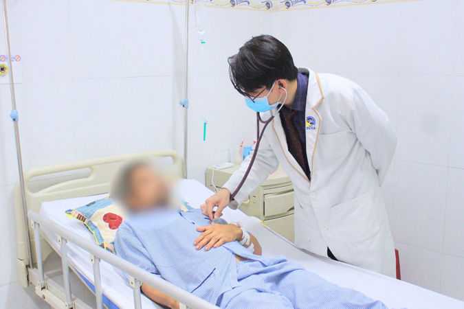 Không áp dụng các mẹo dân gian chữa rắn cắn