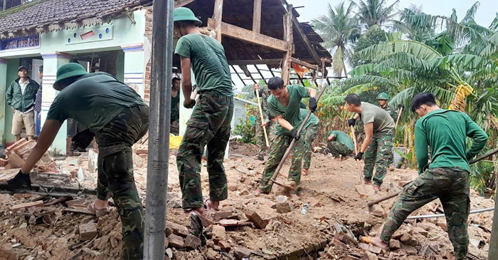 Cùng người dân dựng lại mái nhà sau lũ