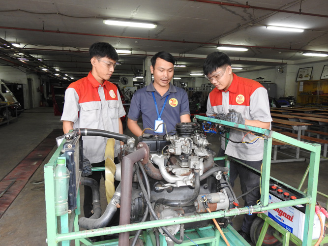 Xu hướng xanh hóa phương tiện kéo thị trường lao động kỹ thuật vào cuộc đua mới