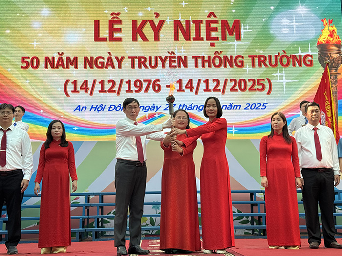 Kỷ niệm 50 năm ngày truyền thống Trường THCS Phan Tây Hồ và Trường Tiểu học Phan Chu Trinh