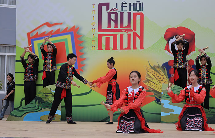 Sinh viên TP.HCM tái hiện Lễ hội cầu mùa quyên góp ủng hộ đồng bào bị bão lũ ở miền Trung