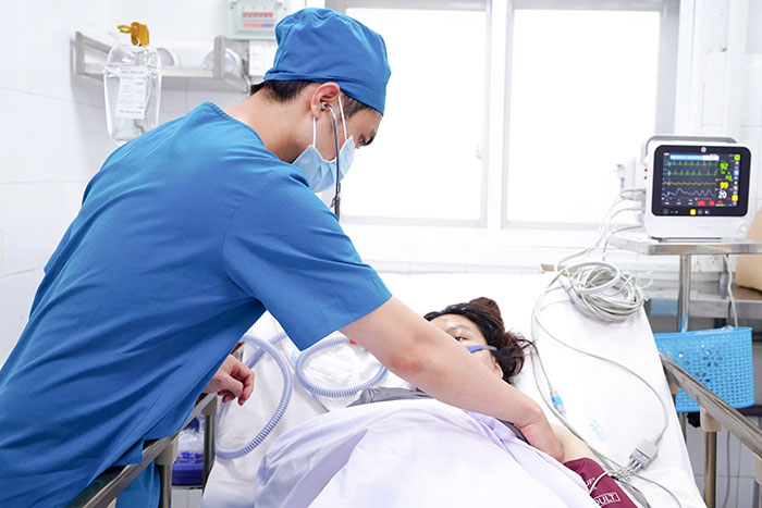 Nạn nhân thoát chết trong vụ cháy quán ăn được hỗ trợ hô hấp và theo dõi liên tục