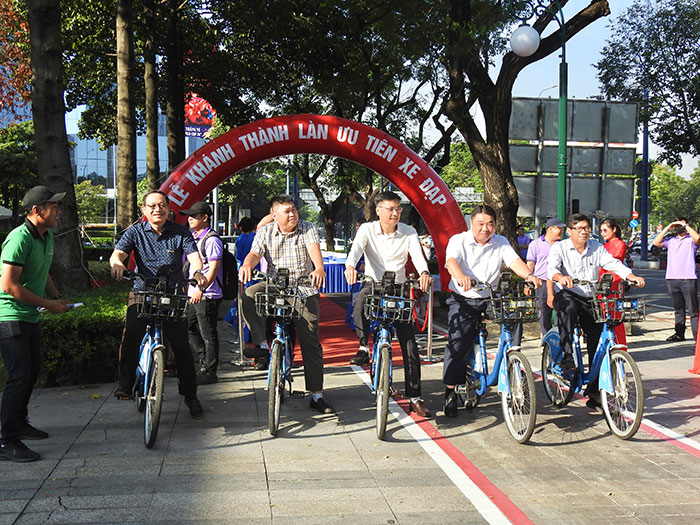 Người dân hào hứng với làn ưu tiên xe đạp đầu tiên tại TP.HCM