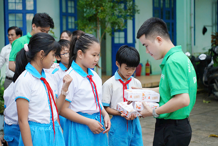 Mang yêu thương đến với học sinh và người dân vùng khó