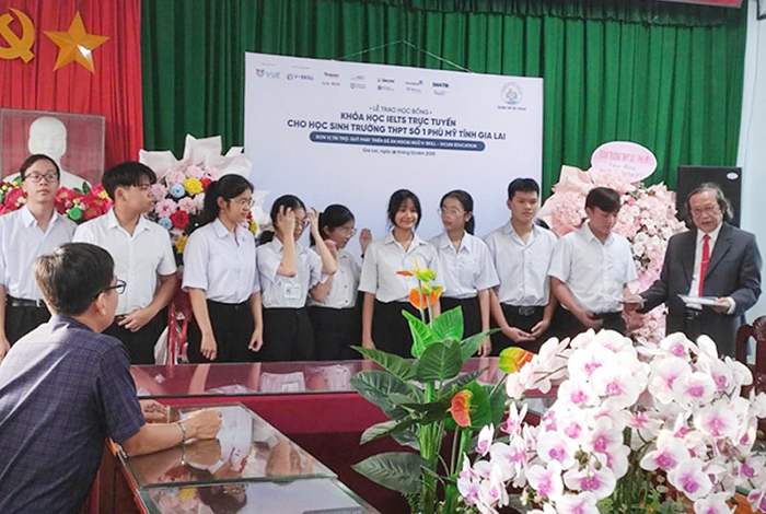 Quỹ Phát triển đề án ngoại ngữ V-SKILL hỗ trợ Trường THPT Số 1 Phù Mỹ 70% chi phí khóa học IELTS trực tuyến