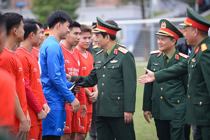 Bộ trưởng Bộ Quốc phòng gặp mặt, động viên CLB bóng đá nam Thể Công