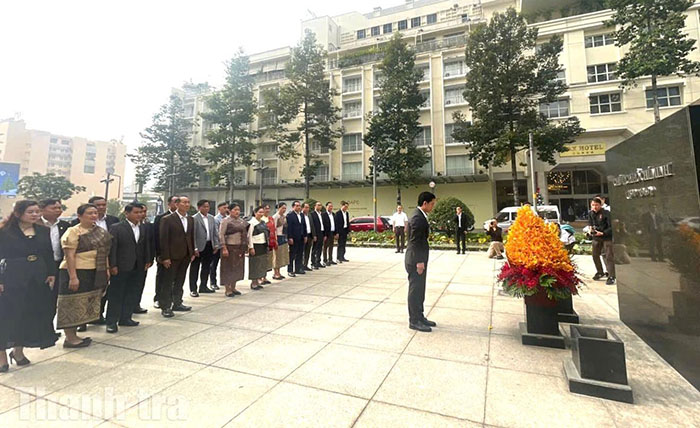 Đoàn đại biểu chính quyền tỉnh Hủa Phăn (CHDCND Lào) dâng hoa tưởng niệm Chủ tịch Hồ Chí Minh