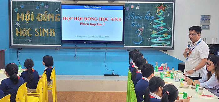 Độc đáo mô hình “học sinh tiểu học ăn sáng với thầy hiệu trưởng”