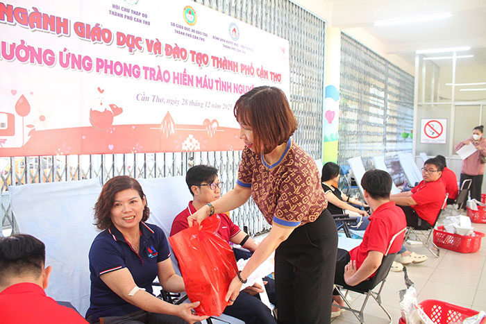 TP.Cần Thơ: Ngành giáo dục tích cực tham gia hiến máu tình nguyện