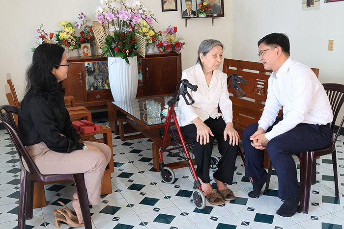 Phó Chủ tịch UBND TP.HCM Nguyễn Mạnh Cường thăm, chúc mừng cá nhân tiêu biểu dịp lễ Giáng sinh 2025