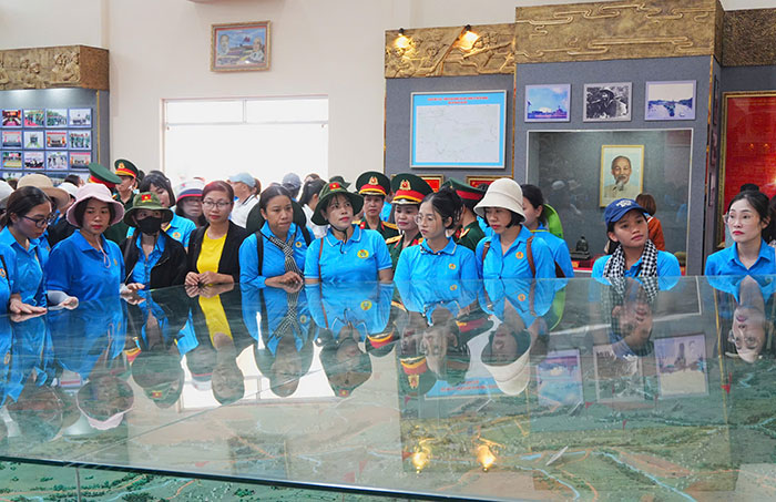 Nữ công nhân viên chức tham gia chương trình “Một ngày cùng chiến sĩ”