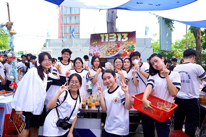 Học sinh mở ngày hội kinh doanh gây quỹ ủng hộ đồng bào miền Trung