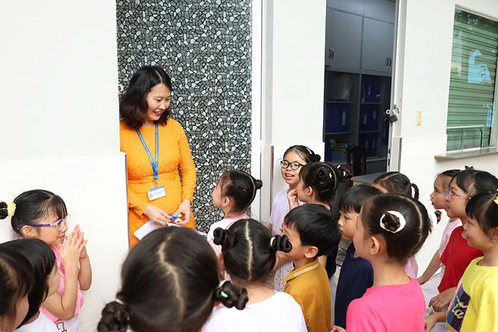 Thầy cô giáo, chú bảo vệ, cô văn thư hạnh phúc với món quà “mừng năm mới” của học sinh tiểu học