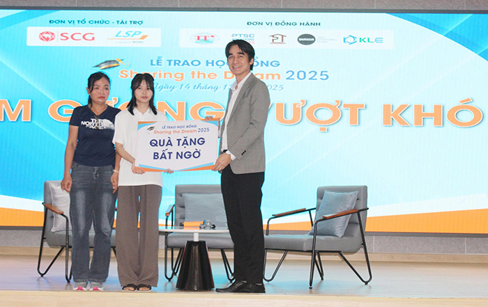 Trao học bổng cho học sinh có hoàn cảnh khó khăn xã Long Sơn