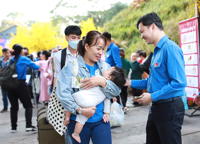 Hơn 4.000 vé xe ô tô dành tặng sinh viên, người lao động khó khăn về quê đón Tết Bính Ngọ