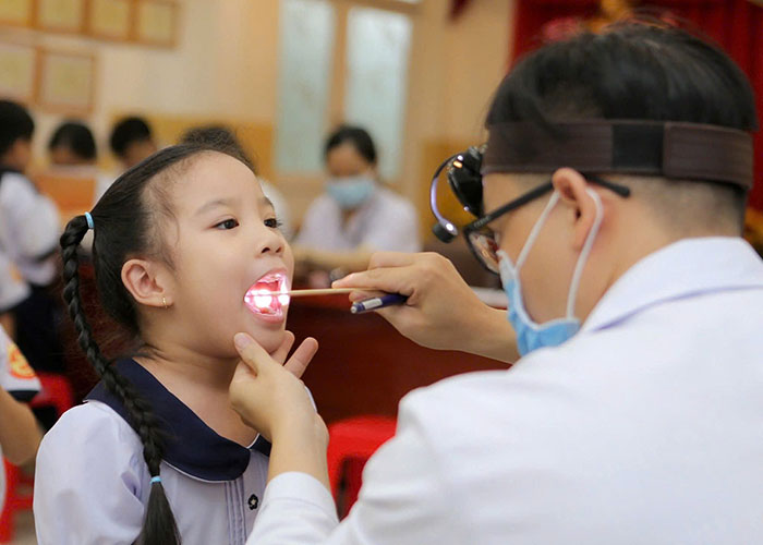 Trường thu phí khám sức khỏe học sinh do học sinh được miễn thẻ BHYT là không đúng quy định