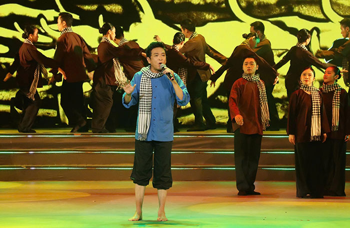 Dấu ấn tranh cát của nghệ sĩ Nguyễn Tiến trong đêm nhạc vinh tri ân Lư Nhất Vũ – Lê Giang