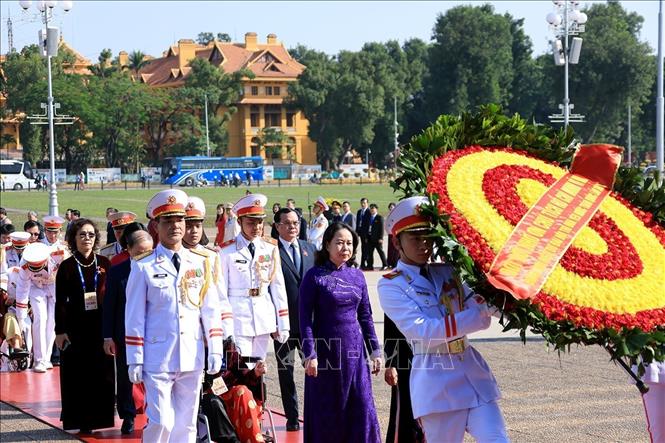 Đoàn đại biểu dự Đại hội Thi đua yêu nước toàn quốc lần thứ XI vào Lăng viếng Chủ tịch Hồ Chí Minh