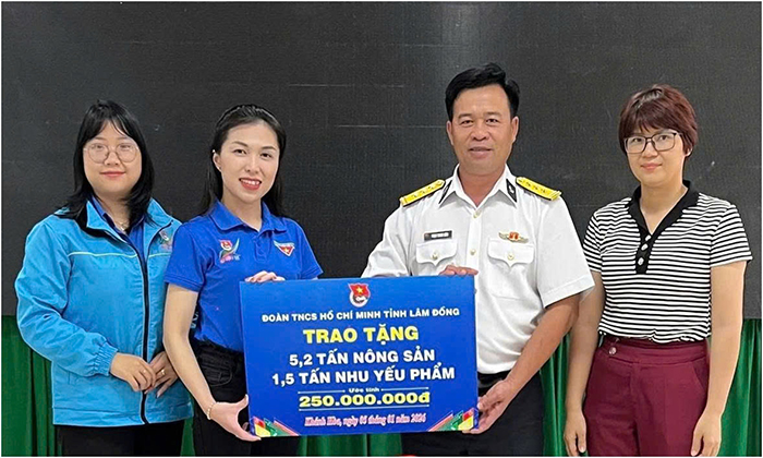 Tỉnh đoàn Lâm Đồng: Tặng hơn 6 tấn hàng Tết cho cán bộ, chiến sĩ Trường Sa