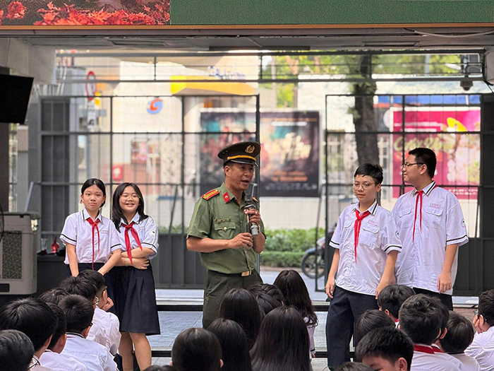 Lừa đảo qua điện thoại ngày càng tinh vi, nhiều trường học TP.HCM phát cảnh báo khẩn