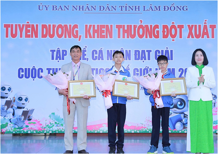 Lâm Đồng: Khen thưởng 2 học sinh đoạt Huy chương Vàng Robotics Thế giới