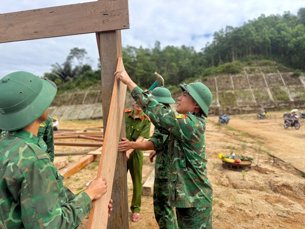 Những ngôi nhà sáng đèn trước Tết
