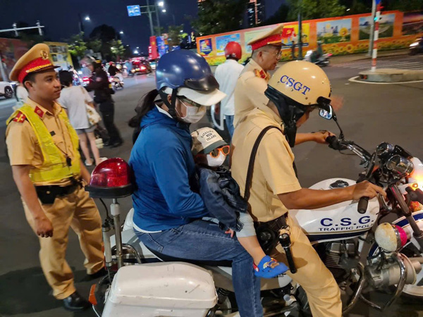 Hành động đẹp của cảnh sát giao thông TP.HCM