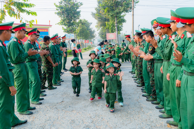 Trải nghiệm doanh trại bộ đội từ những bước chân đầu đời