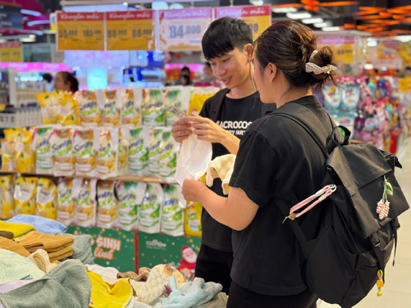 Tiêu dùng Tết 2026: Người mua chậm lại, doanh nghiệp phải thắng ngay từ kệ hàng