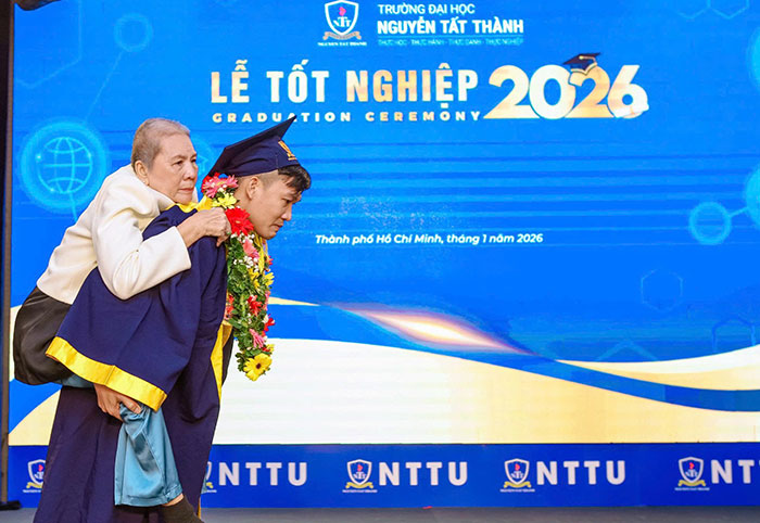 Cảm động mẹ nhận bằng tốt nghiệp thay con đã qua đời và con cõng mẹ nhận bằng tốt nghiệp ĐH