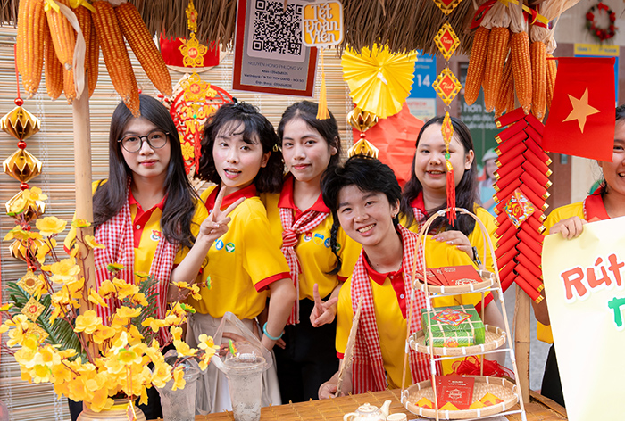 Hơn 2 tỷ đồng được Trường ĐH Công nghệ TP.HCM tổ chức vui Tết cho sinh viên