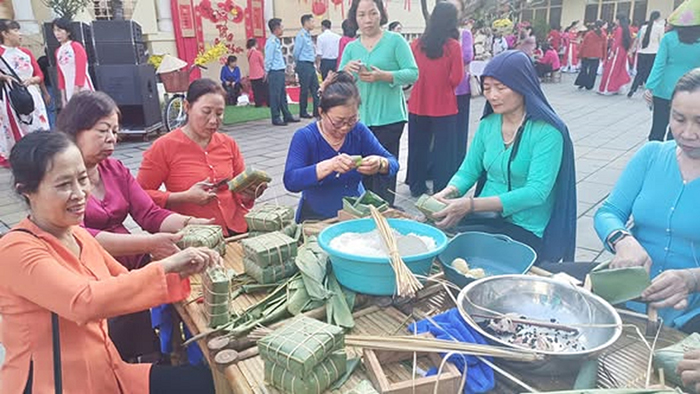 Phụ nữ Đà Nẵng đưa Tết lên chợ số