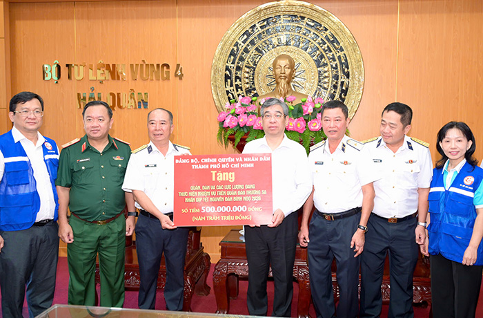 TP.HCM thắt chặt nghĩa tình với cán bộ chiến sĩ và nhân dân Trường Sa