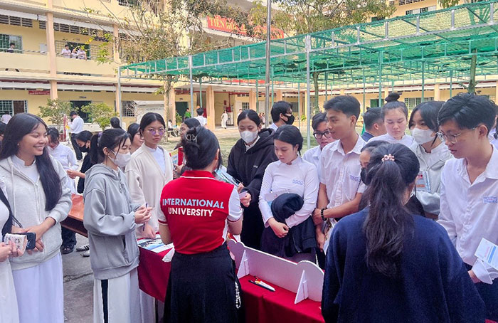 Chính sách xét học bổng sớm bằng điểm học kỳ 1 lớp 12 thu hút thí sinh Vĩnh Long