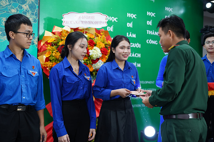 Tặng vé xe Tết đến sinh viên khó khăn năm 2026