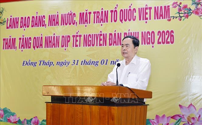 Chủ tịch Quốc hội Trần Thanh Mẫn tặng quà gia đình chính sách, hộ nghèo tại tỉnh Đồng Tháp
