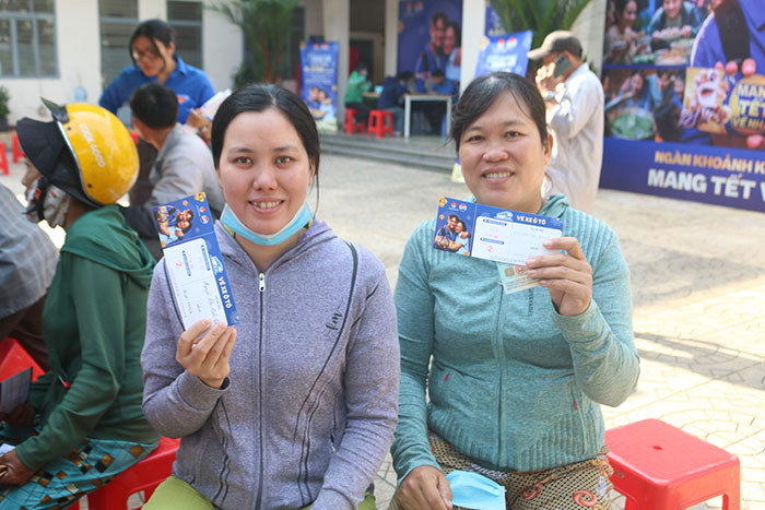 TP.HCM: Nhiều vé xe nghĩa tình được trao cho người lao động về quê đón Tết Bính Ngọ