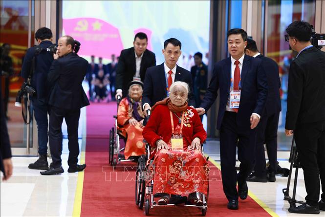 Đại biểu đến dự khai mạc Đại hội XIV của Đảng