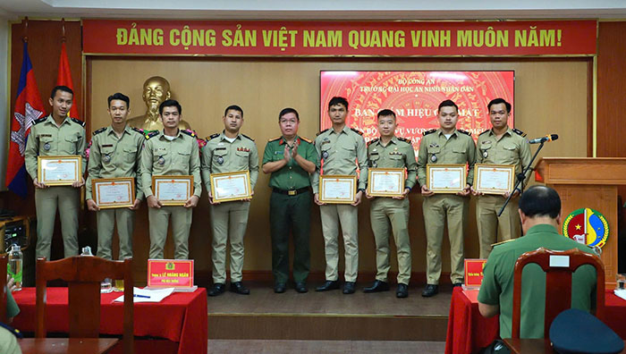 Ban Giám hiệu Trường Đại học An ninh nhân dân gặp mặt học viên Bộ Nội vụ Vương quốc Campuchia
